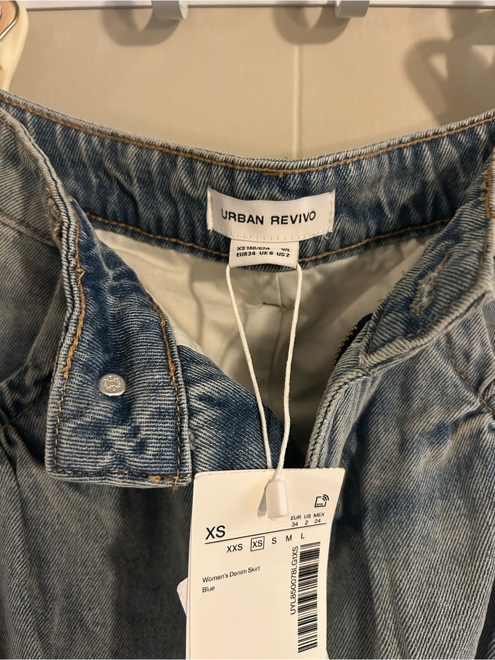 Urban Revivo Light-Wash Bubble Denim Mini Skirt - Picture 6 of 7